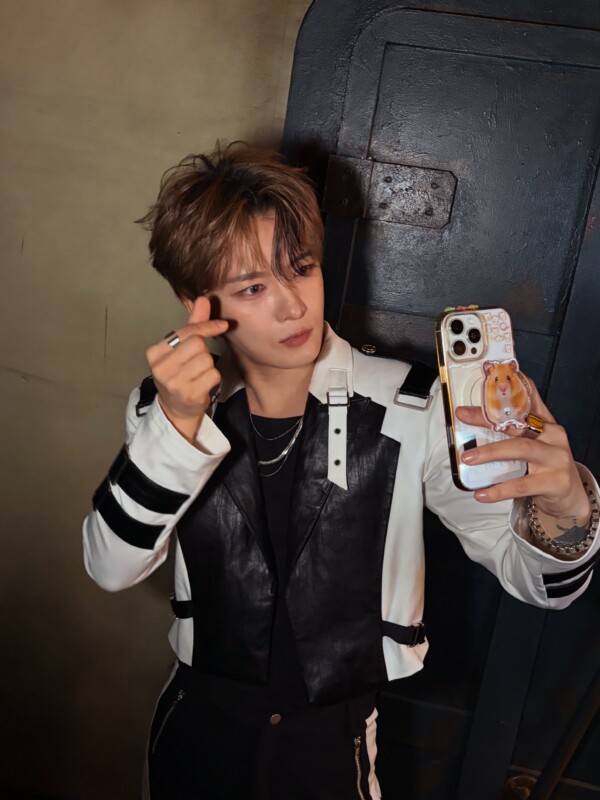 ジェジュン、自撮りをする姿もかっこいい…撮影ビハインドで多彩な魅力