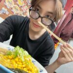 「n.SSign」カズタ、コーンたっぷりのラーメンを前にポーズ…黒ぶちメガネがかわいい