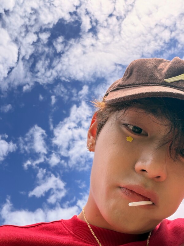 <トレンドブログ>「BTS」V、キャンディーをくわえた素朴な姿…自然の中でリラックス（動画あり）