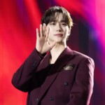 「2PM」ジュノ、バーガンディカラーのジャケットで華やかな魅力