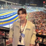 「東方神起」チャンミン、華やかなF1会場でもひと際輝く…「SHINee」ミンホと一緒にシンガポールのイベントに参加