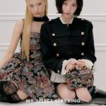＜SNIDEL(スナイデル)＞ブランドアンバサダーに就任した「BABYMONSTER」のRUKAとASAが魅せる冬ルック！RUKA「お気に入りは花柄」ASA「ポンチョがすごく可愛い」と歓喜