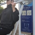 キム・ウビン、誰もが使う屋外の運動器具なのに…「抜群のスタイル」で高級ジムに変える