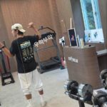 「CNBLUE」ジョン・ヨンファ、キャップ＆Tシャツ姿で筋トレショット…「ムキムキ」